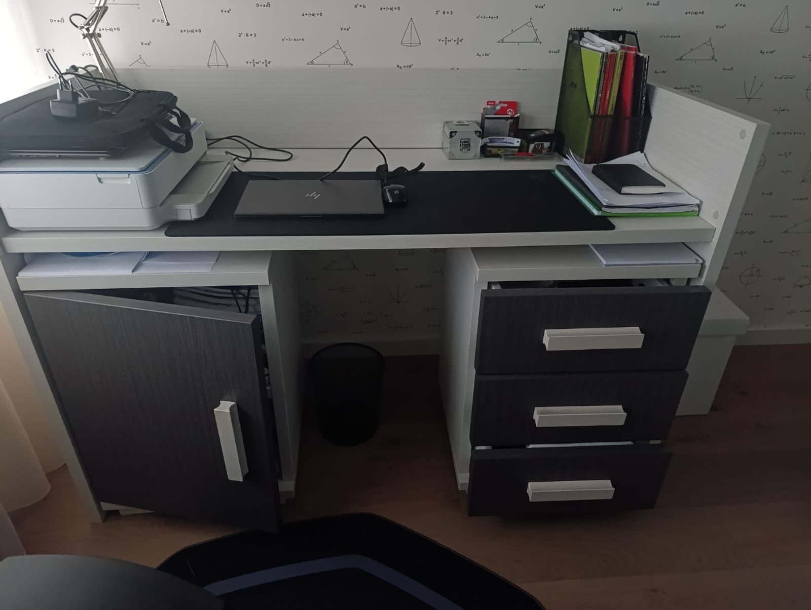 Secretaria com 2 móveis