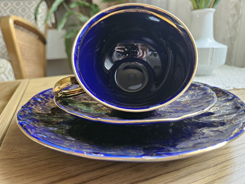 Filiżanka kolekcjonerska , kobaltowa porcelana ze złotymi zdobieniami