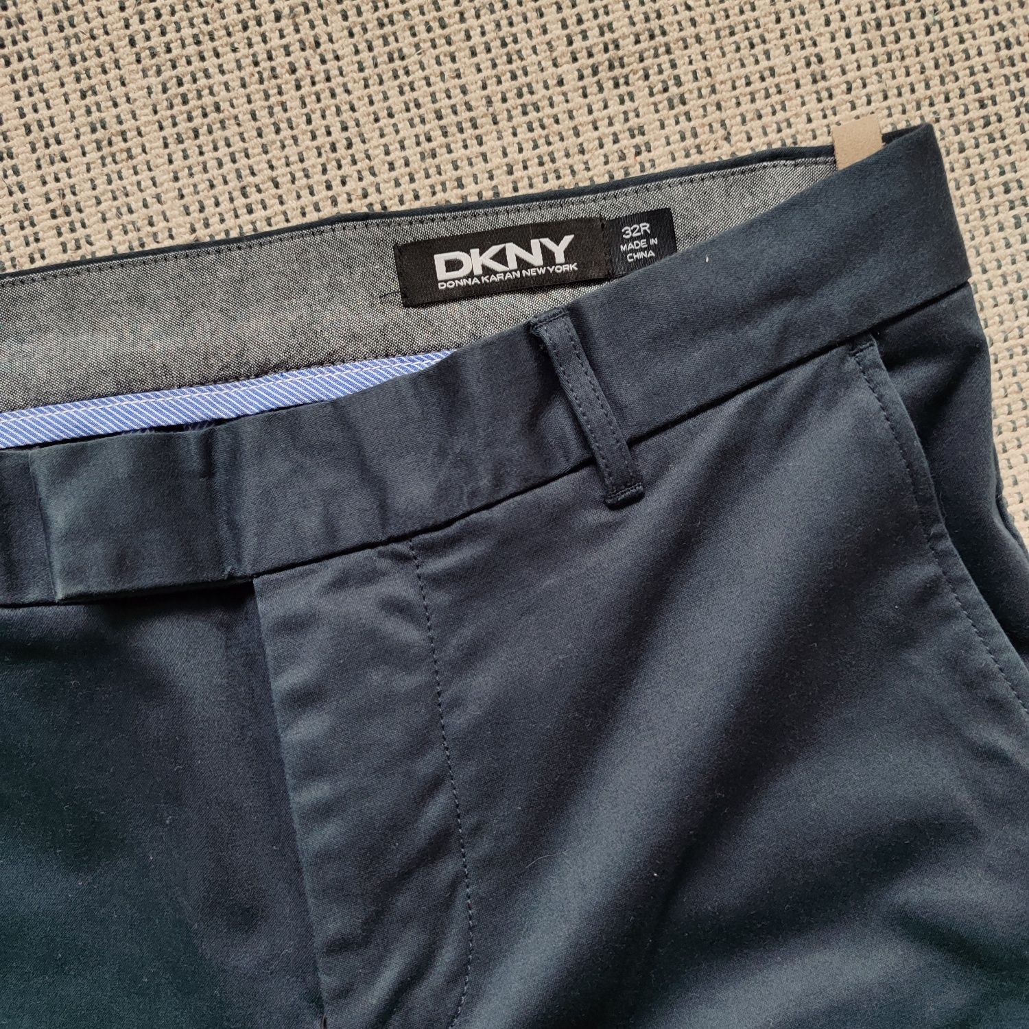 Spodnie męskie DKNY 32R casual wyjściowe ciemny granat chinosy wesele