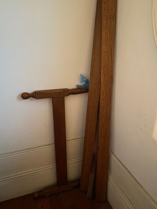 Cama de solteiro  de madeira maciça ( + colchão)