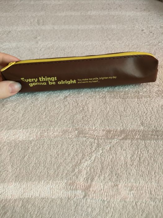 Mały piórnik nowy piórnik z napisami brązowy piórniczek z zamkiem