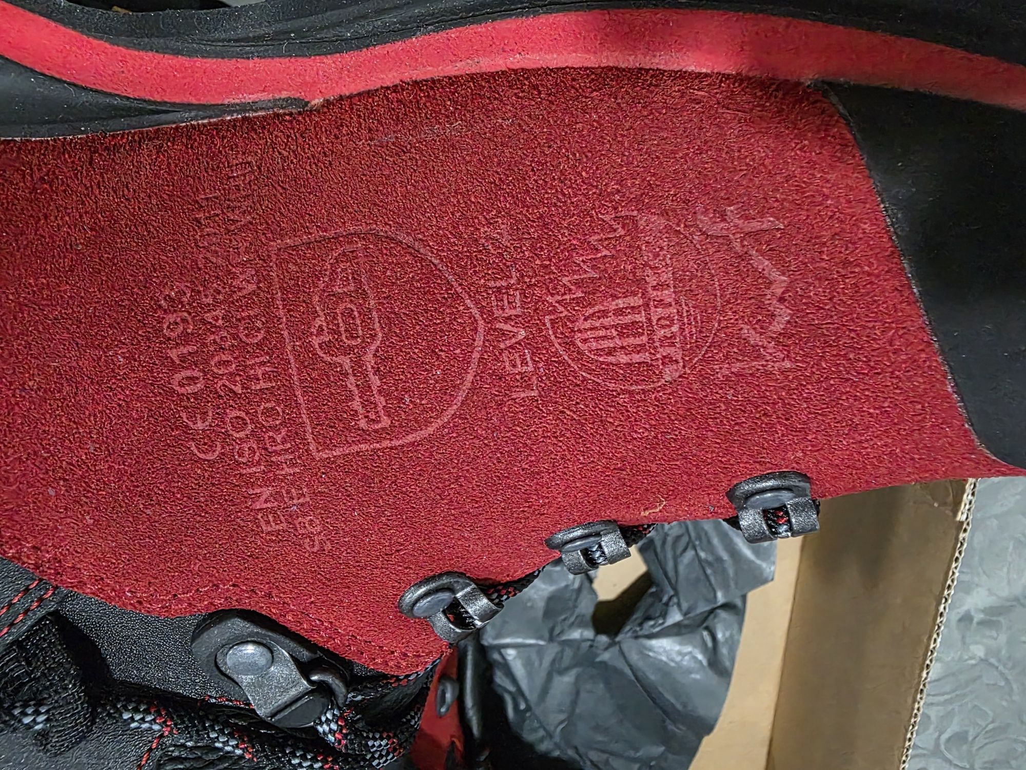 Botas anti corte nivel 2 haix protector ultra signal red