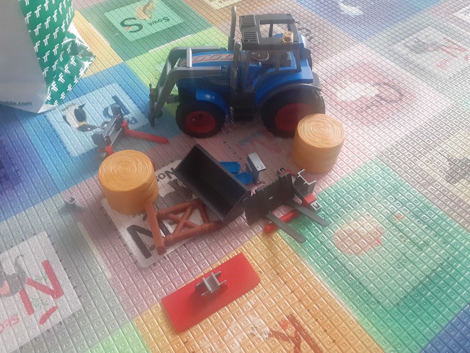 Traktor z Playmobile z sianem