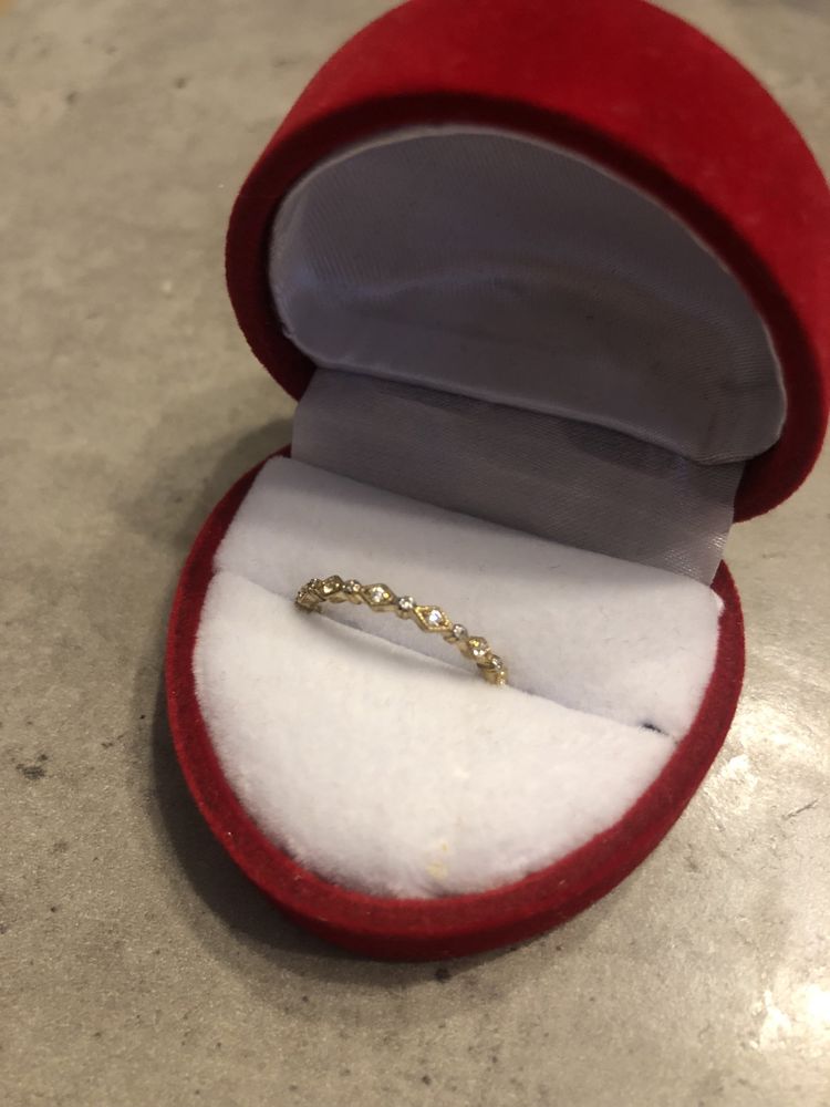 Pierścionek zaręczynowy, złoty pierścionek, białe kamienie, próba 333