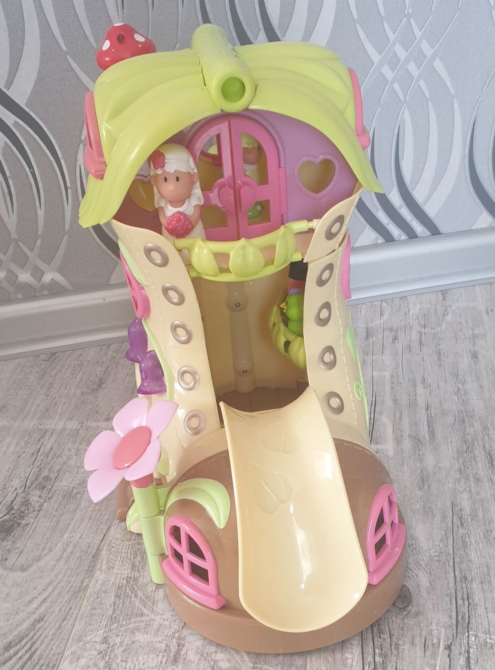 Domek dla dzieci do zabawy z elfami w zestawie