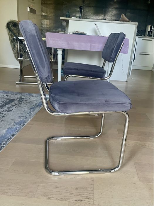 Cztery designerskie krzesła