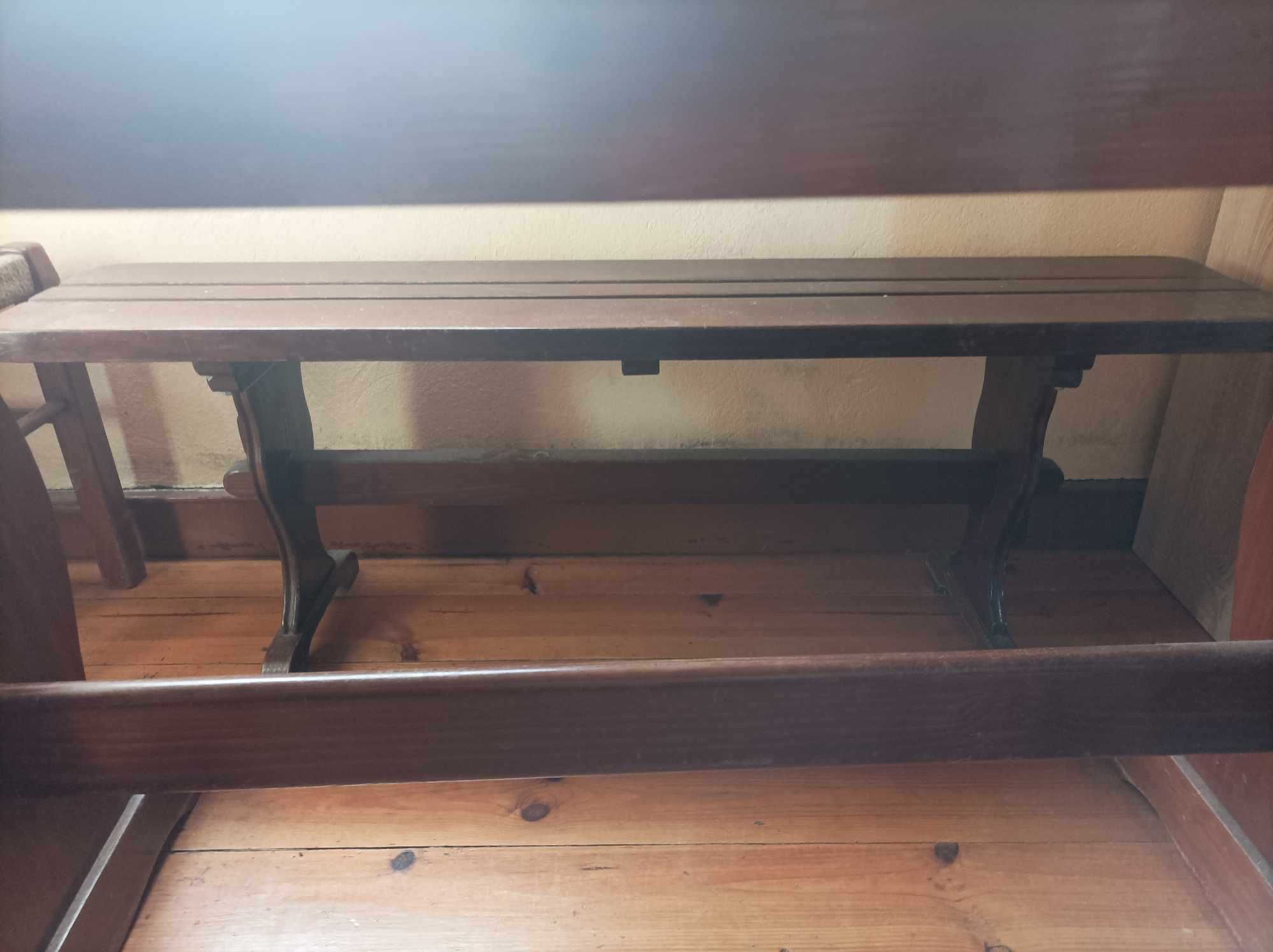Mesa de madeira com tampo em mármore