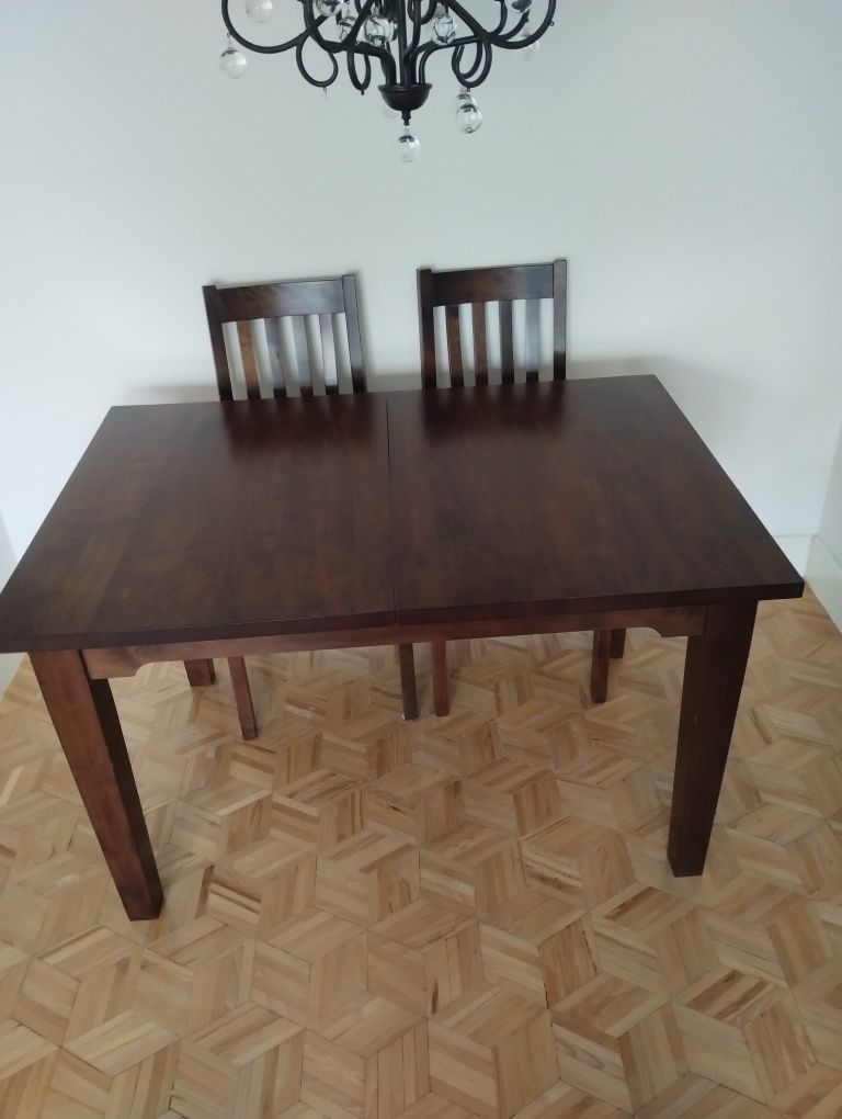 Stół drewniany rozkładany i sześć krzeseł.