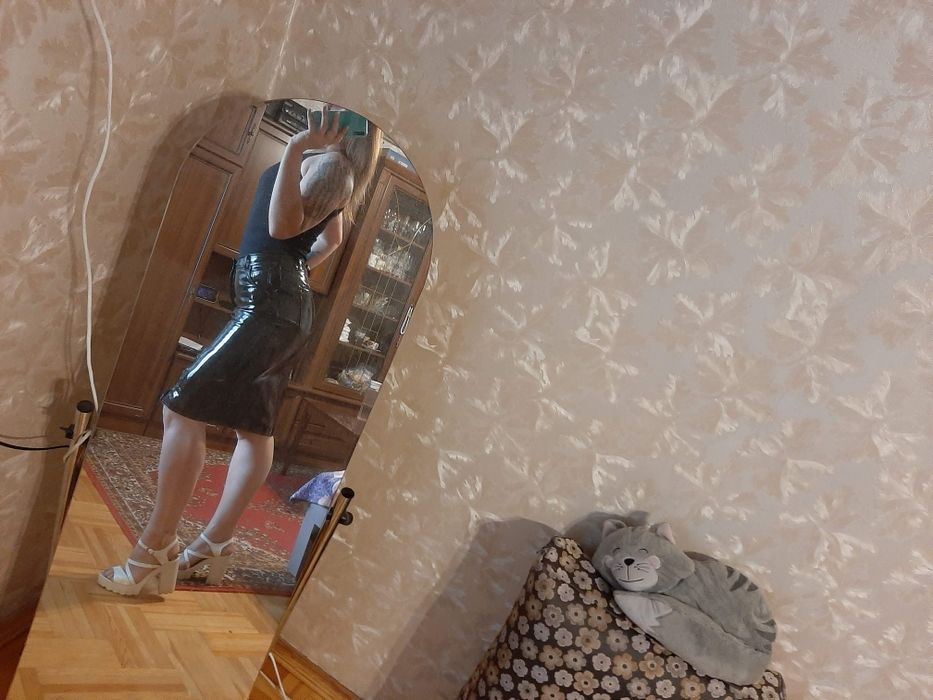 Лакова спідниця з високою посадкою