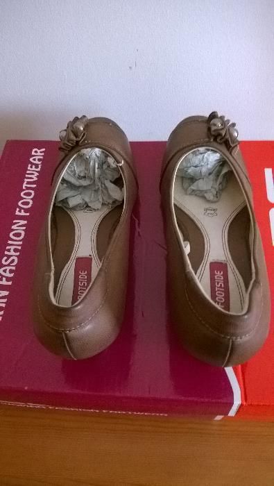 Sapatos de senhora nº 35, em pele