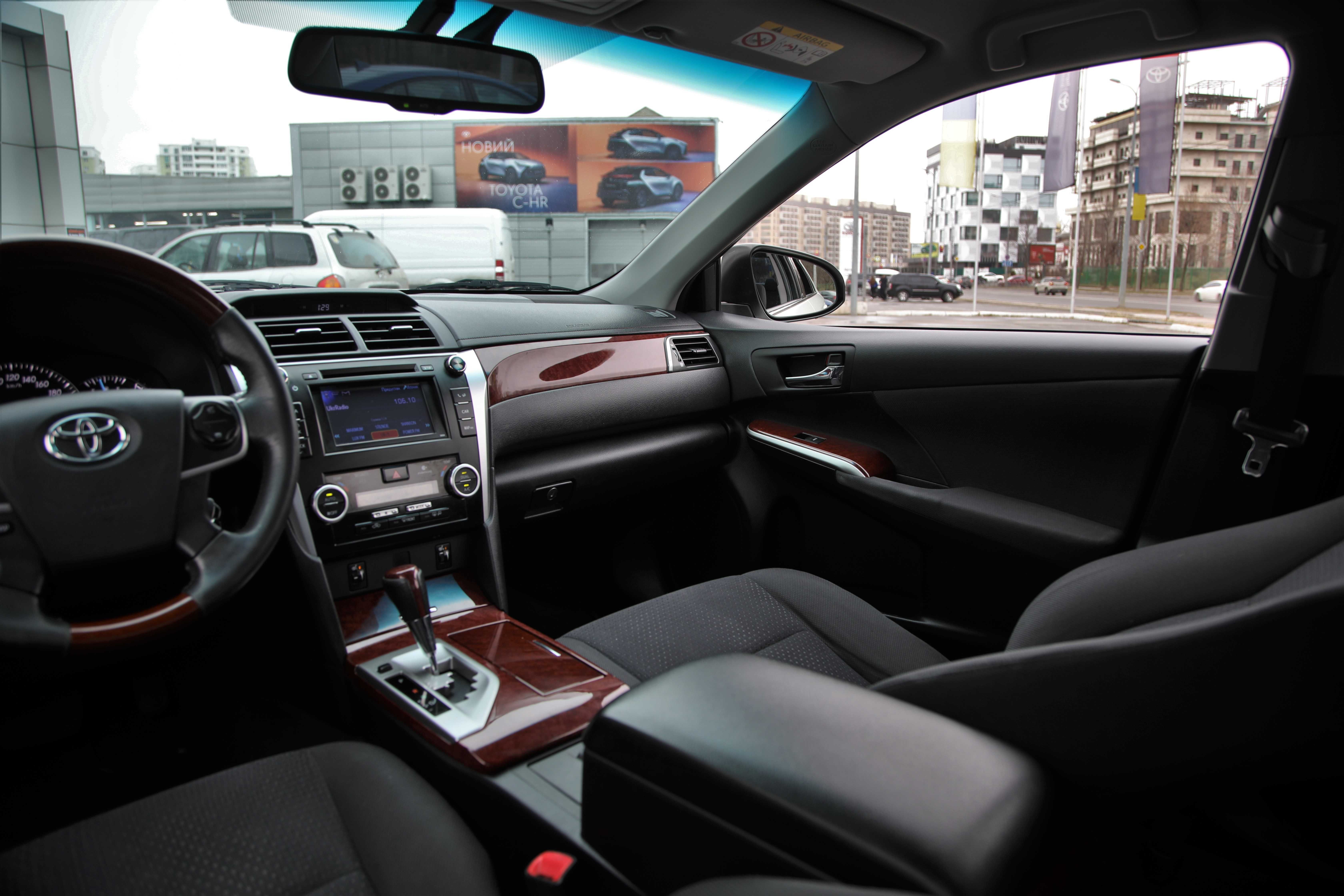 Офіційний Toyota Camry 2014 року