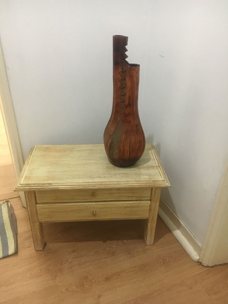 Vendo uma mesa com jaro , otimo estado muito bonita