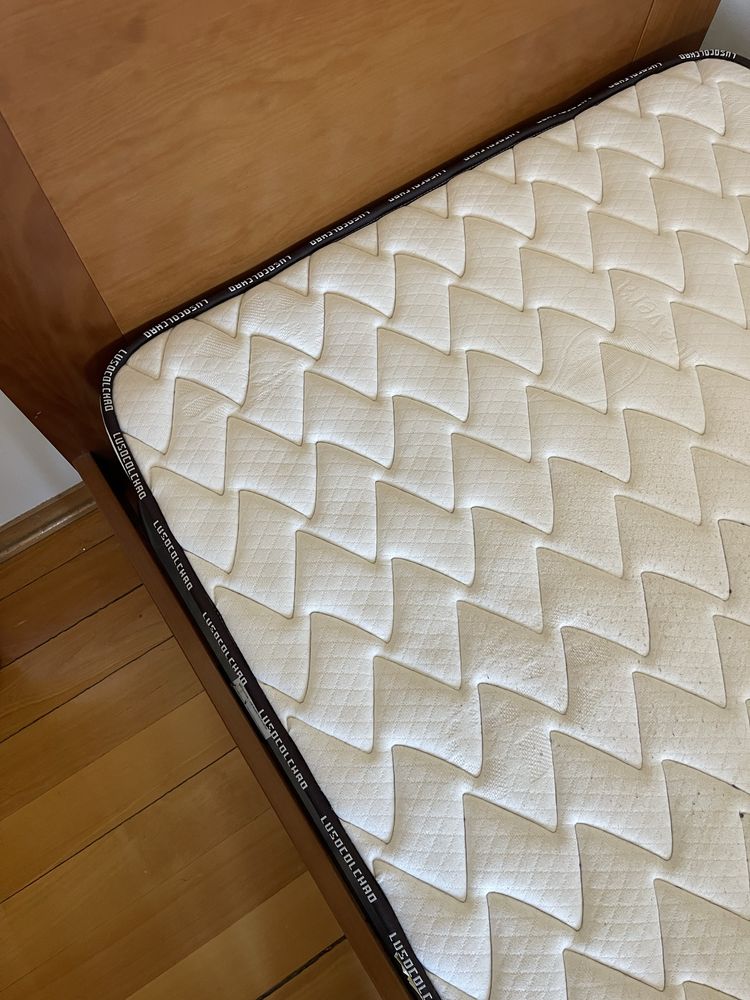 Cama com colchão e roupa de cama