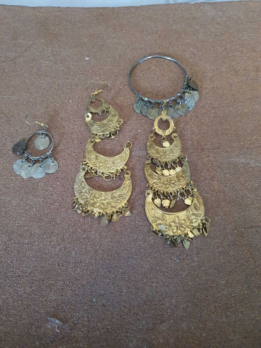 Adornos Egípcios e Saia Bordada