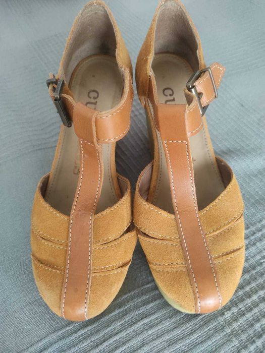 Sandálias cor mel compensadas marca Cubanas