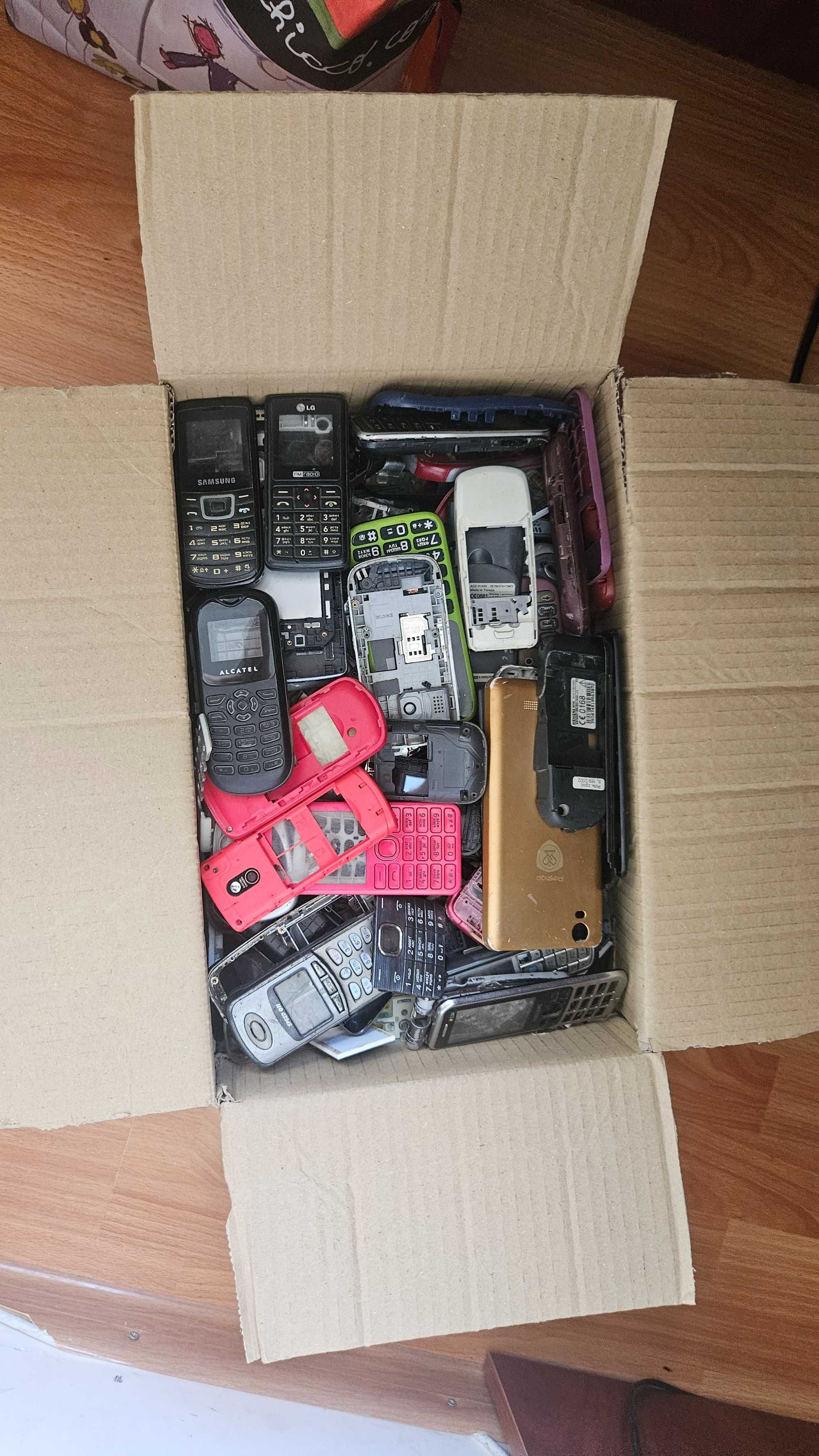 Продам коробку корпусів від телефонів