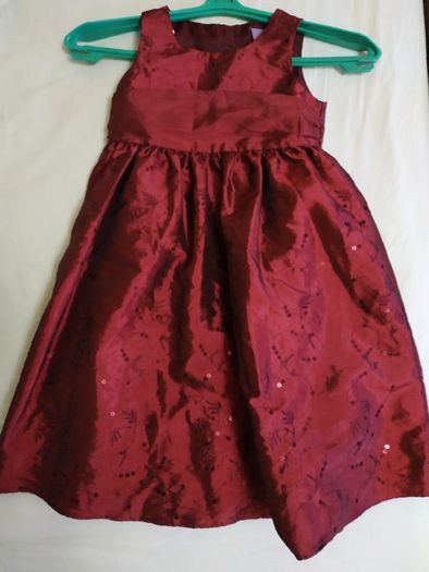 Красивое нарядное бордовое платье с пайетками