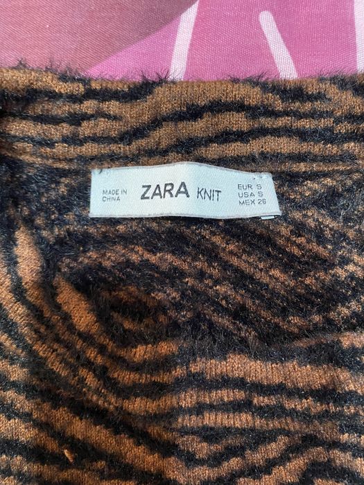 Camisola Zara camel e preta