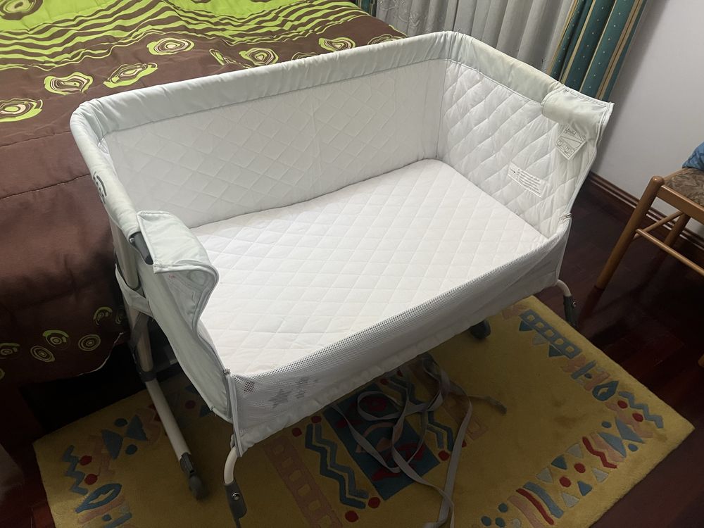 Berço de fixação à cama com altura ajustável
