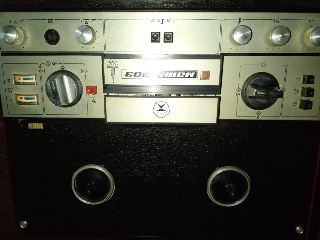Винтажный бабинный магнитофон маяк-203