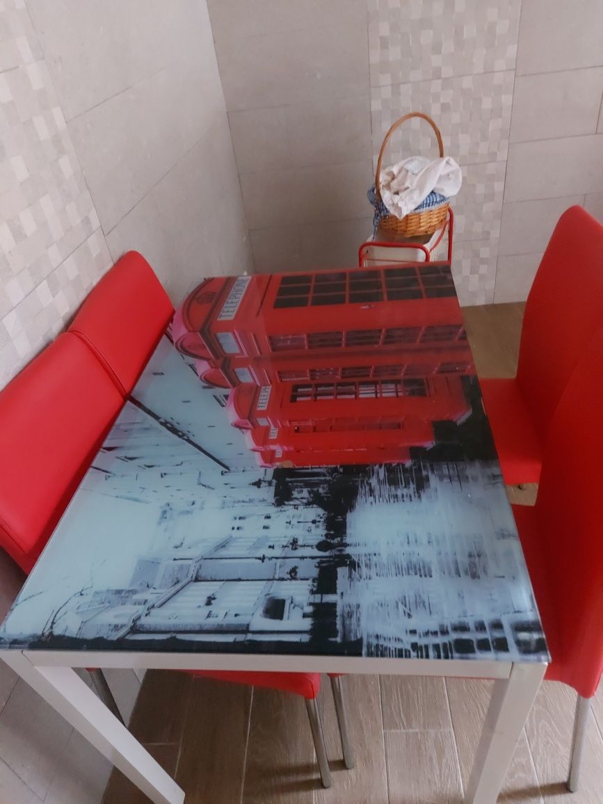 Tenho uma mesa de cozinha e 4 cadeiras para venda