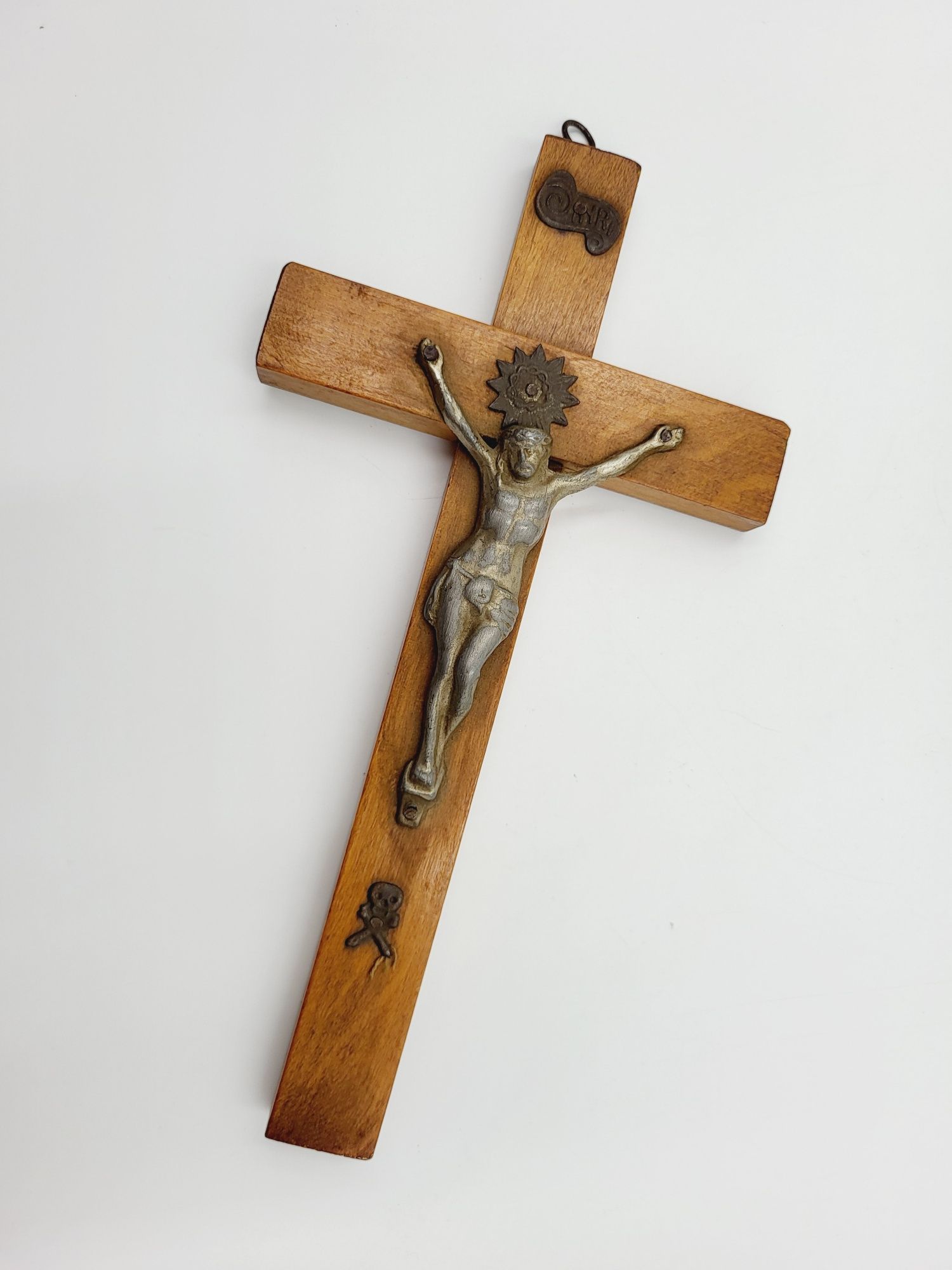 Duży drewniany krzyż z Jezusem