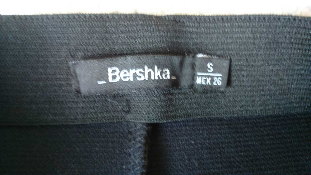 Спідниця    міні чорна рубчик Bershka