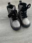 Botas brilhantes menina