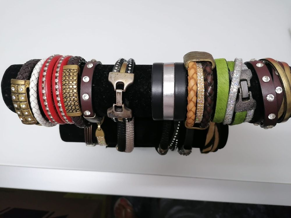 Pulseiras novas em pele