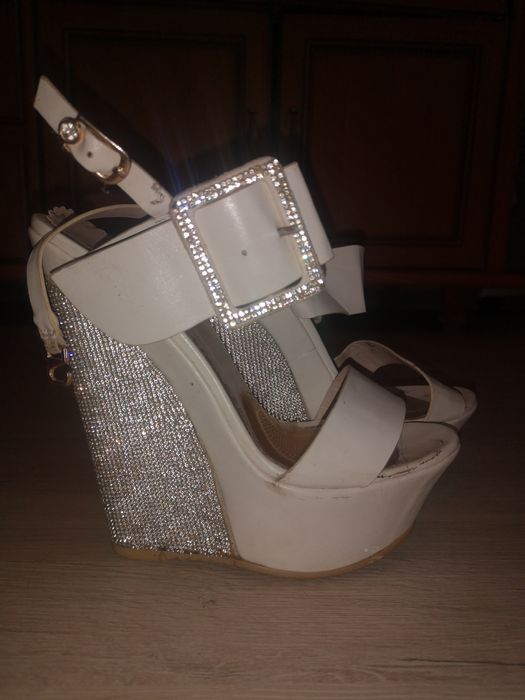 Продам босоніжки літні