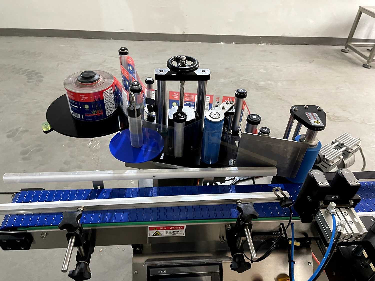 Máquina automática de rotulagem de garrafas e latas de mesa