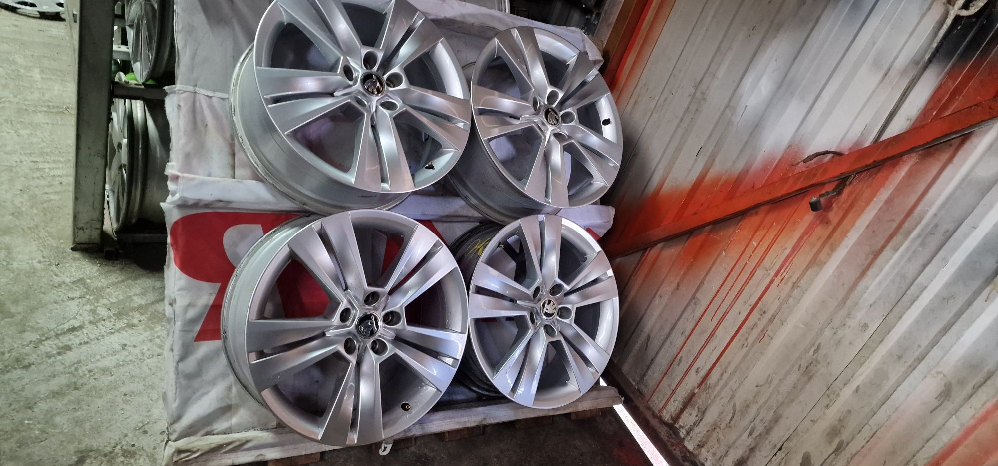 Felgi Aluminiowe Skoda R18 5x112 ET45 -7J