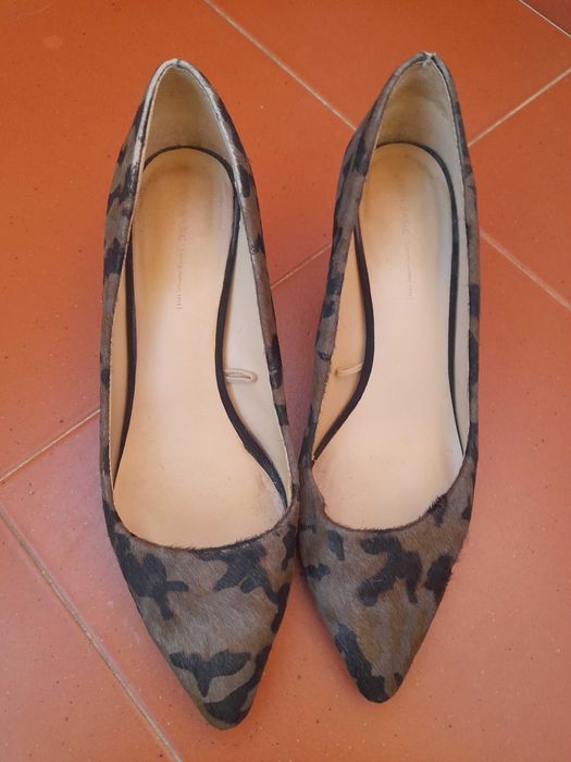 Sapatos em pêlo, estampa animal
