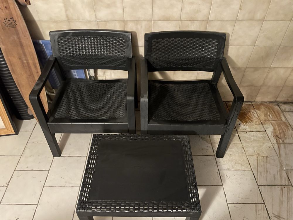 Bancos e mesa de exterior