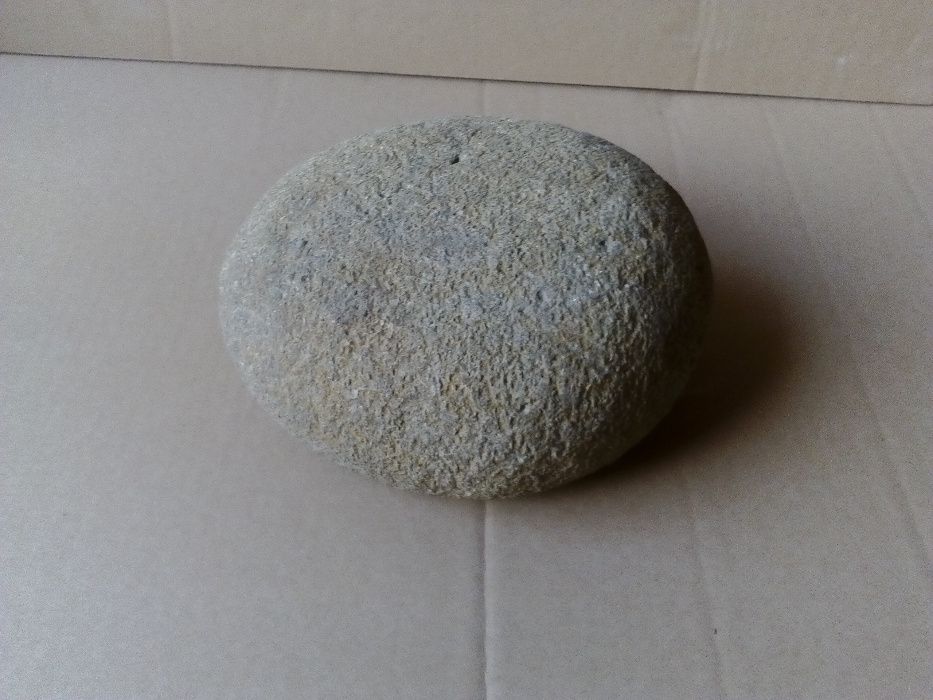 Ciekawy kamień polny. (Przypomina bochenek chleba)