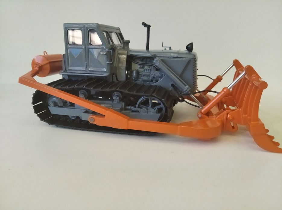 Масштабная модель трактор т-100