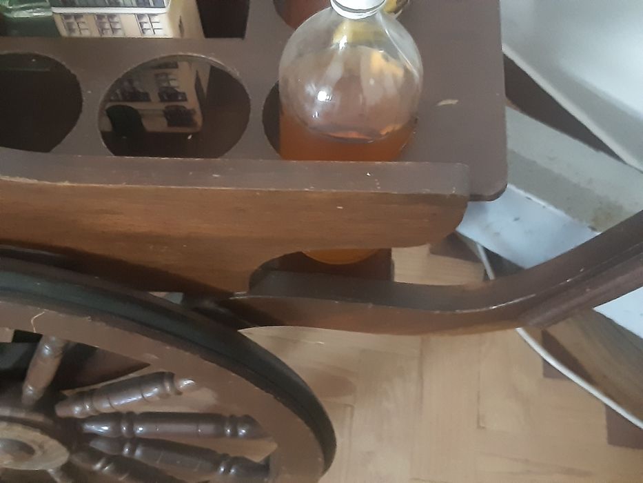 Antigo carro para bebidas de madeira