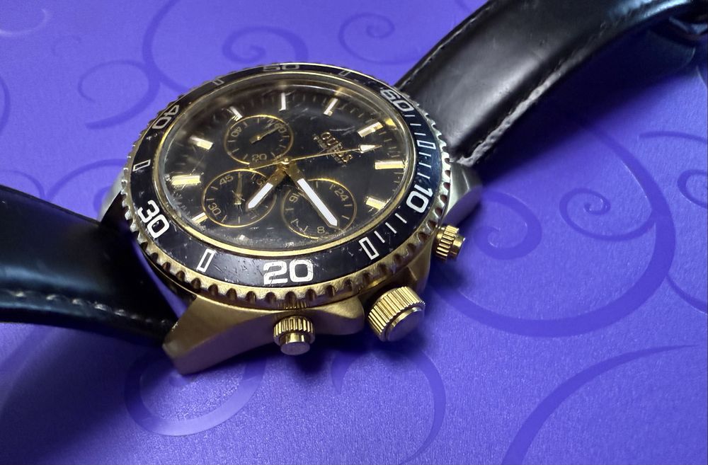 Наручний чоловічий годинник золотий з чорним Guess, кварцевий, 100м