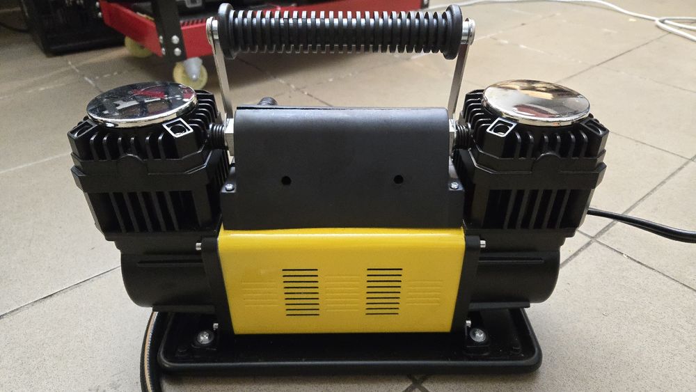 Kompresor samochodowy OFFROAD 12-13.5V 300l/min