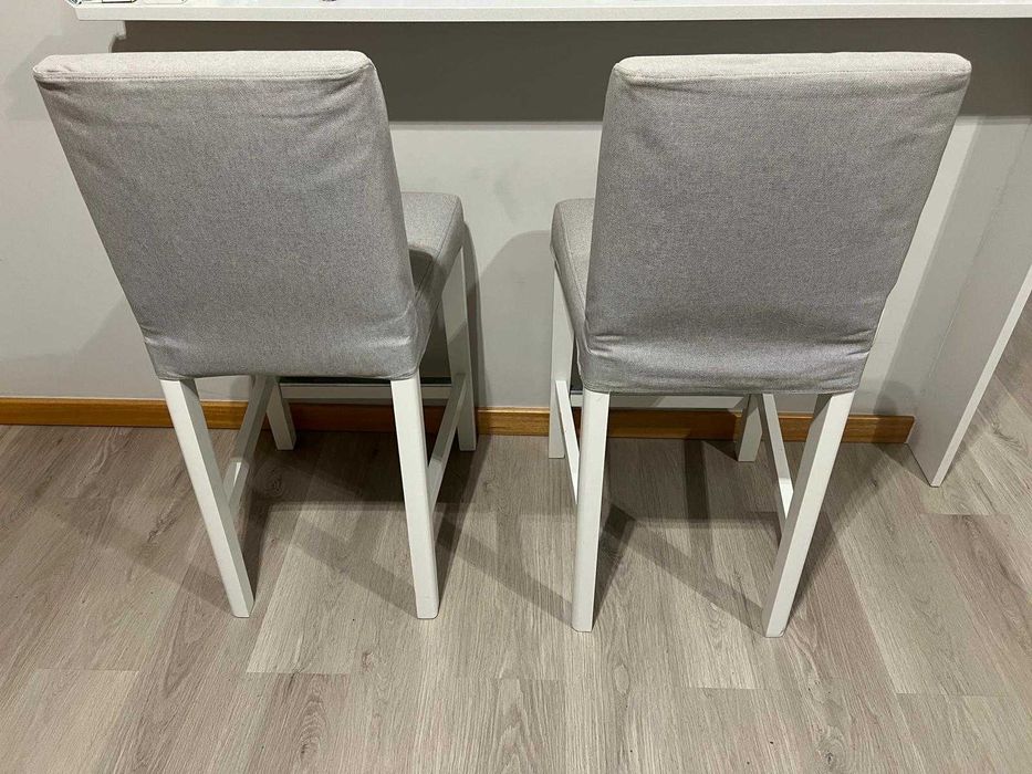 2 Bancos de Bar Ikea BERGMUND Excelente Estado Cinza Claro 62 cm