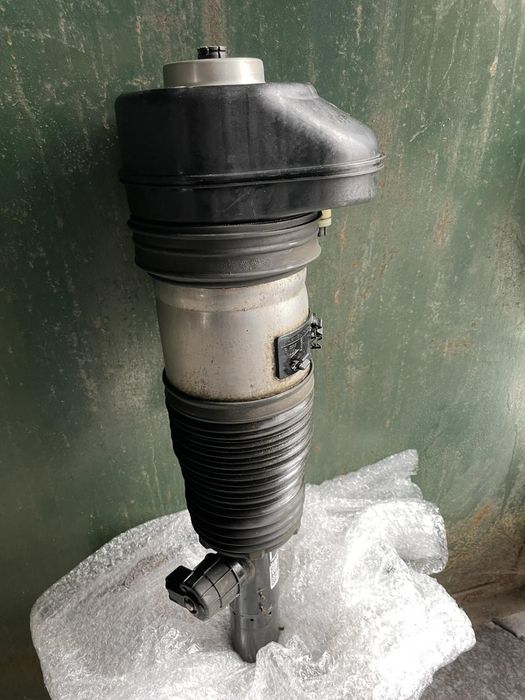 Пневмоамортизатор передній і задній на BMW X7.  Права сторона.