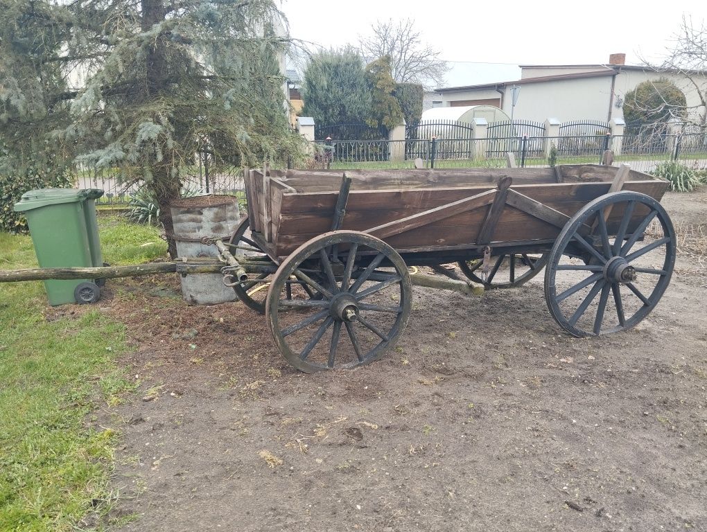 Wóz konny drewniany po remoncie