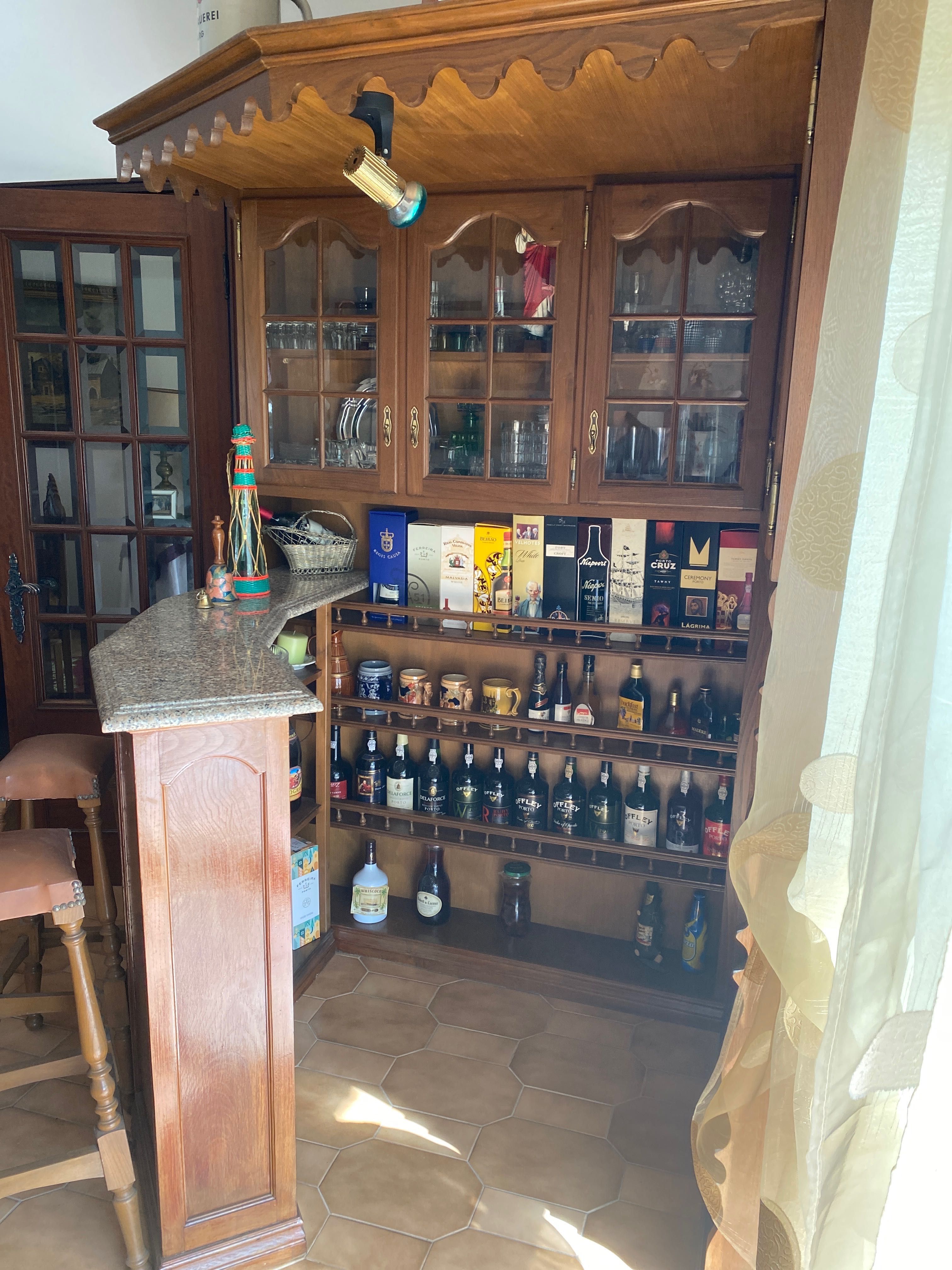 Sala de jantar com bar