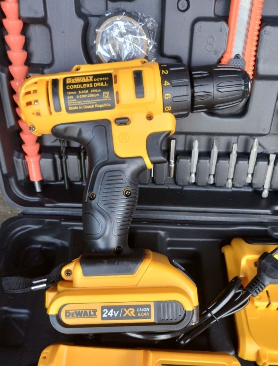 Акумуляторний шуруповерт з набором інструментів DeWALT 24V