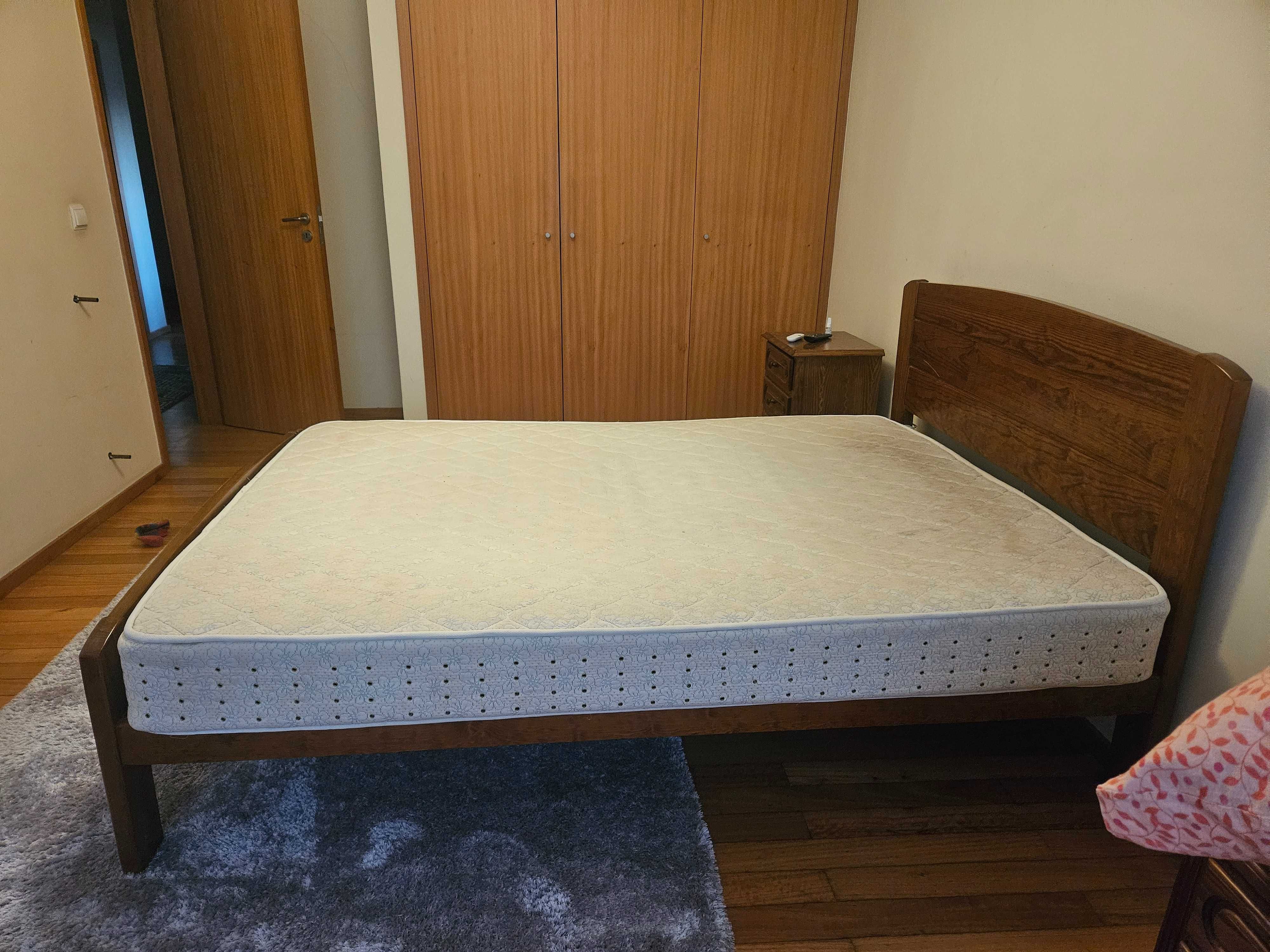 Cama de casal em madeira