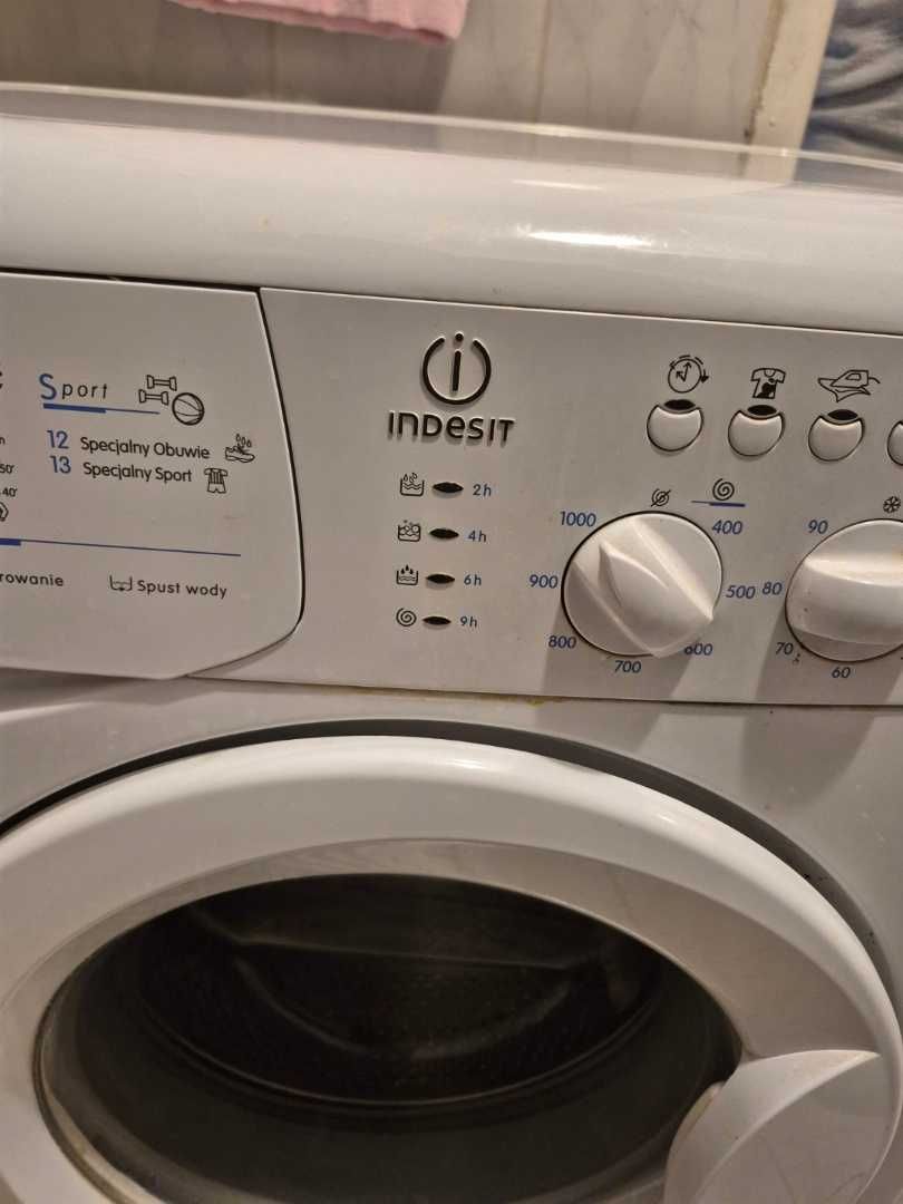 Pralka automatyczna Indesit.
