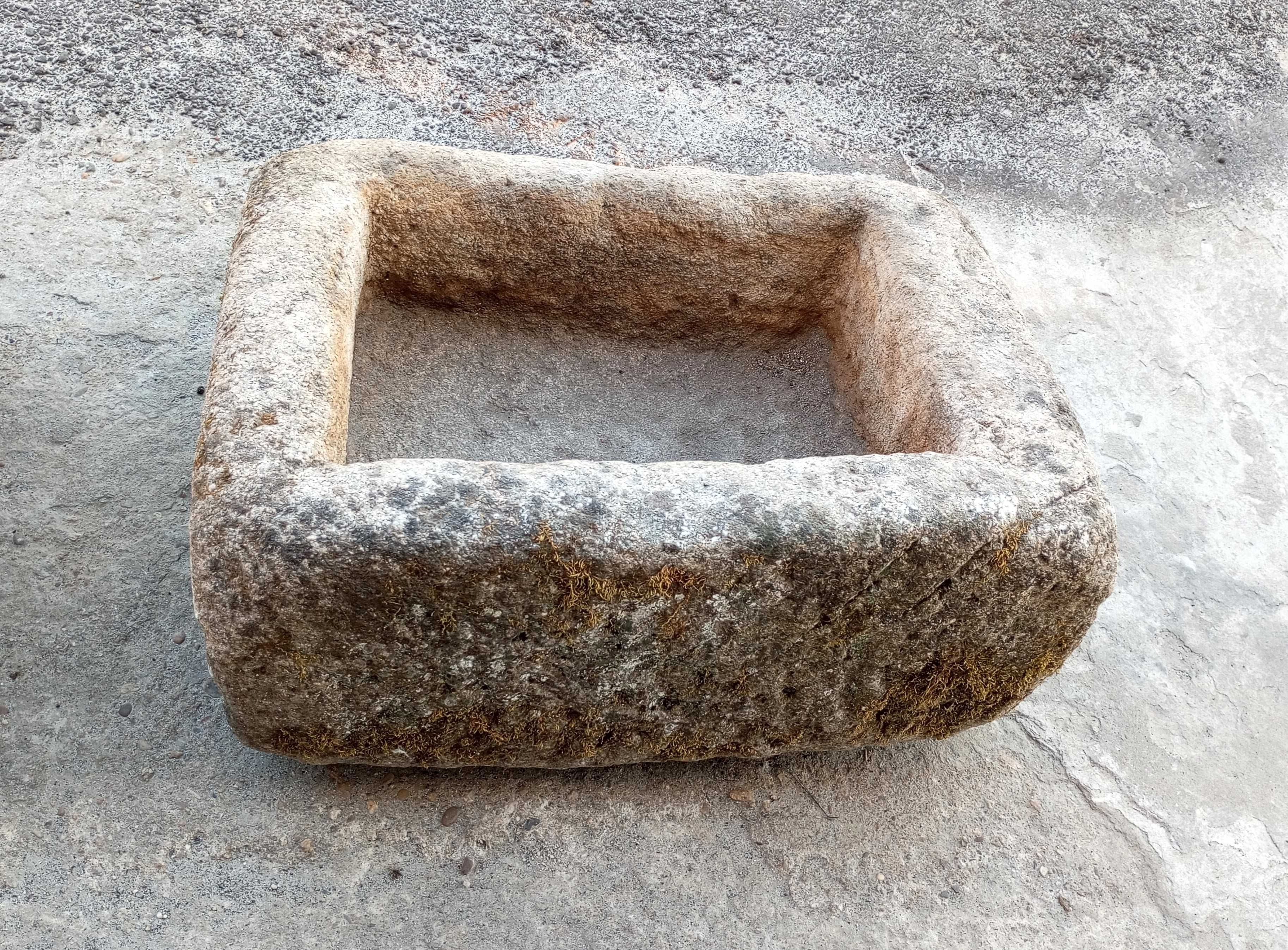 Antiga pia em pedra (74 x 51 x 36 cm)