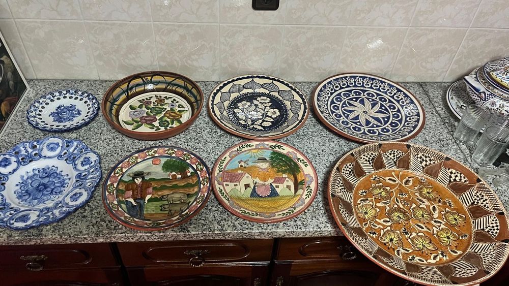 Pratos decorativos portugueses em faiança e barro pintado à mão