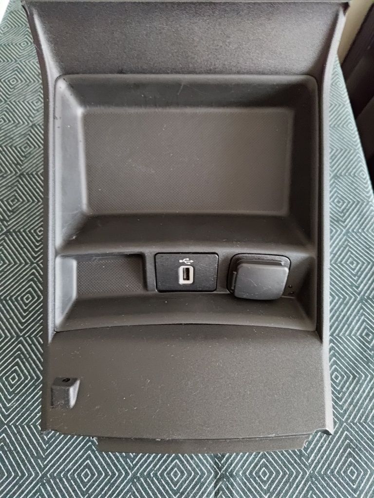 Półka, schowek tunelu ford mondeo mk5 fusion gniazdo USB