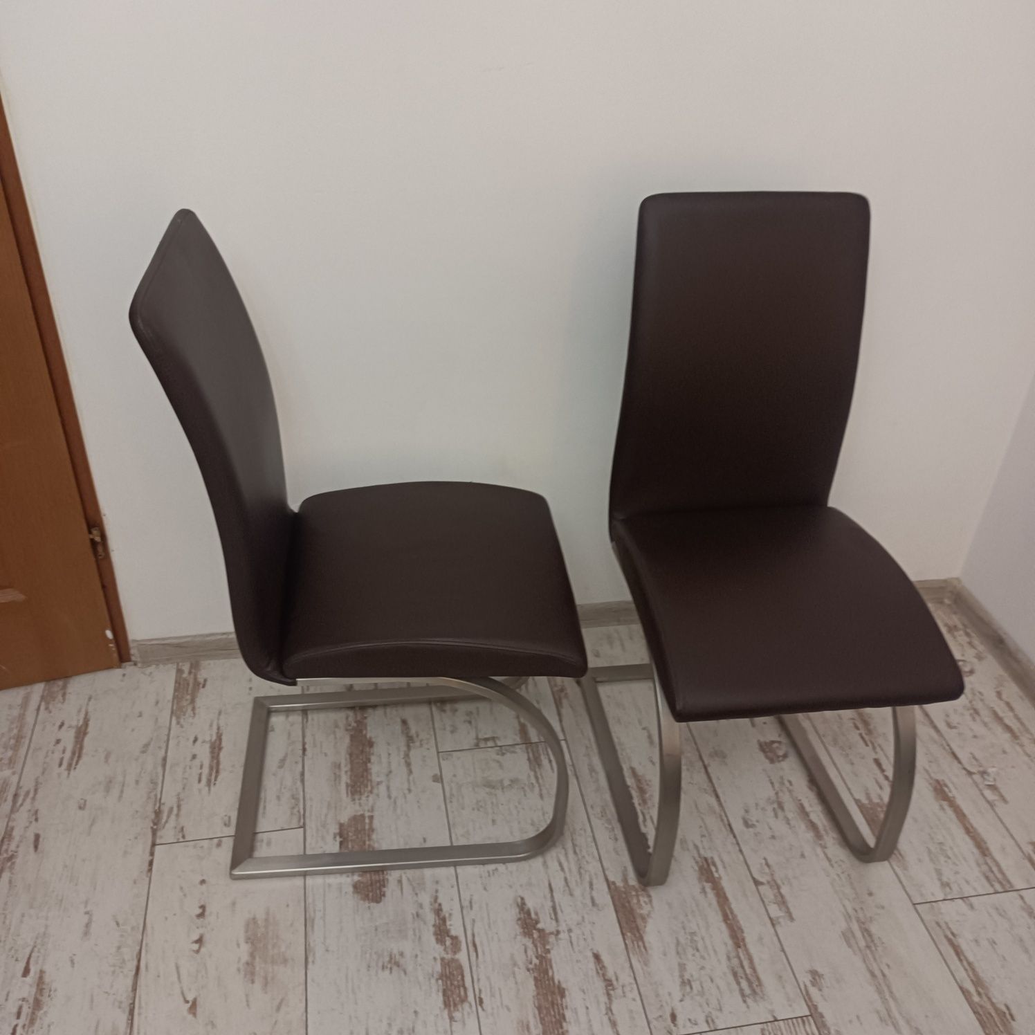 Dwa krzesła brązowe z eko skóry
